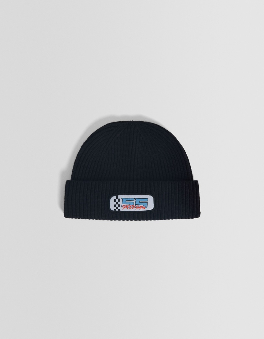 Gorro curto canelado com detalhe de aplique