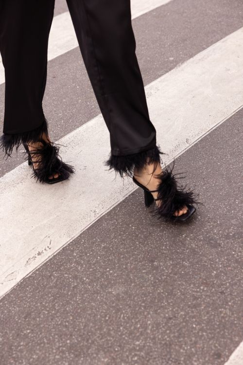 Zwarte satijnen wide leg broek met veren