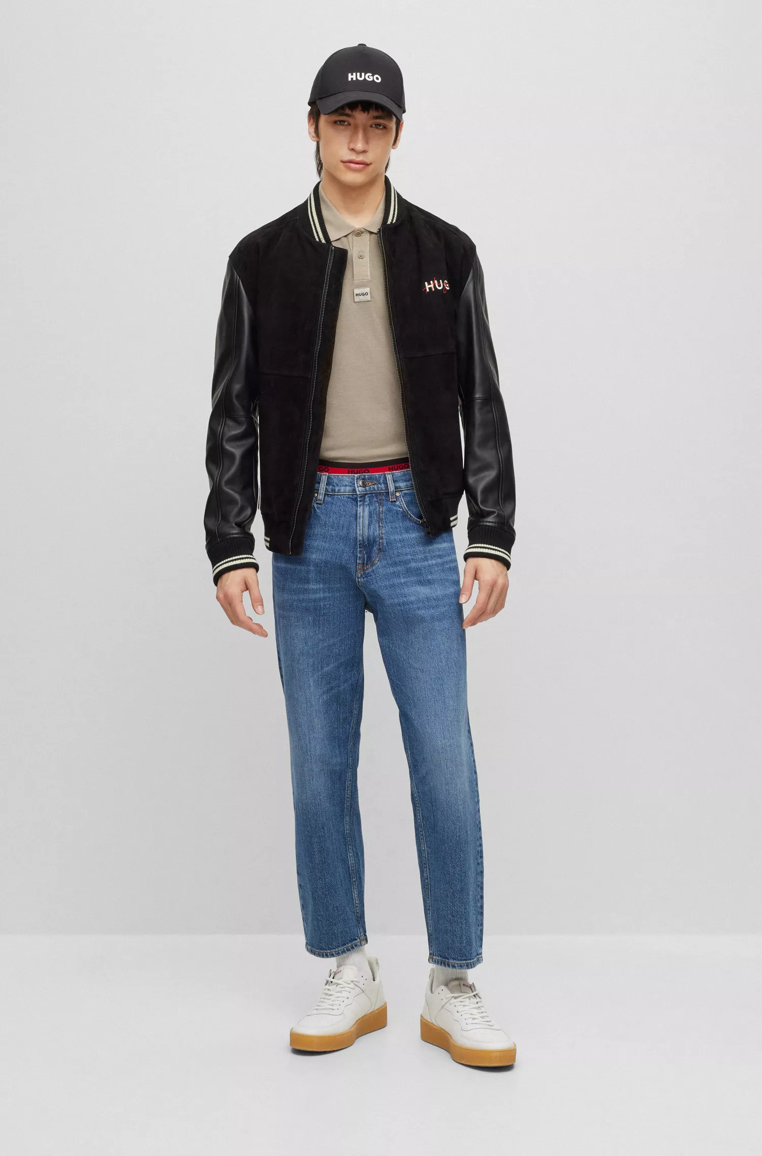 Calça jeans HUGO vermelha, modelagem solta e afunilada, em denim azul com elasticidade confortável.