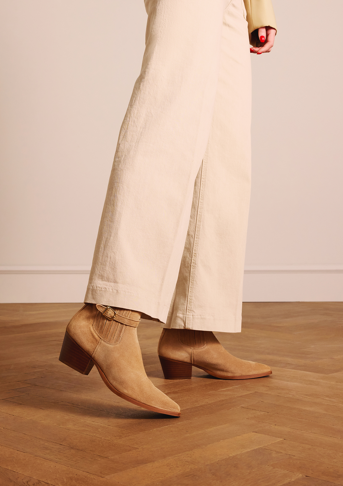 Beige suède enkellaarsjes met hak