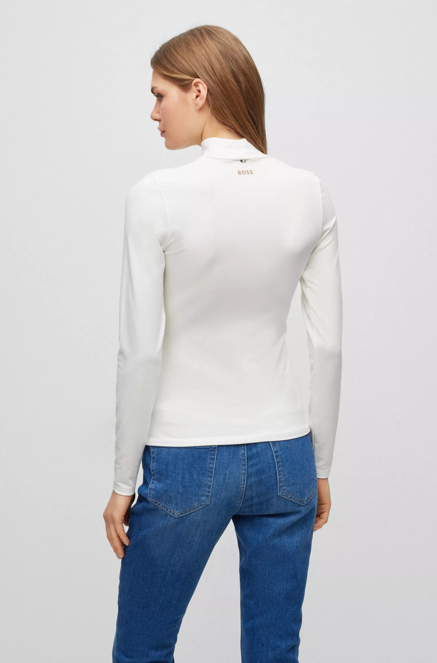 Blusa BOSS preta de manga comprida com modelagem extra slim e gola alta.