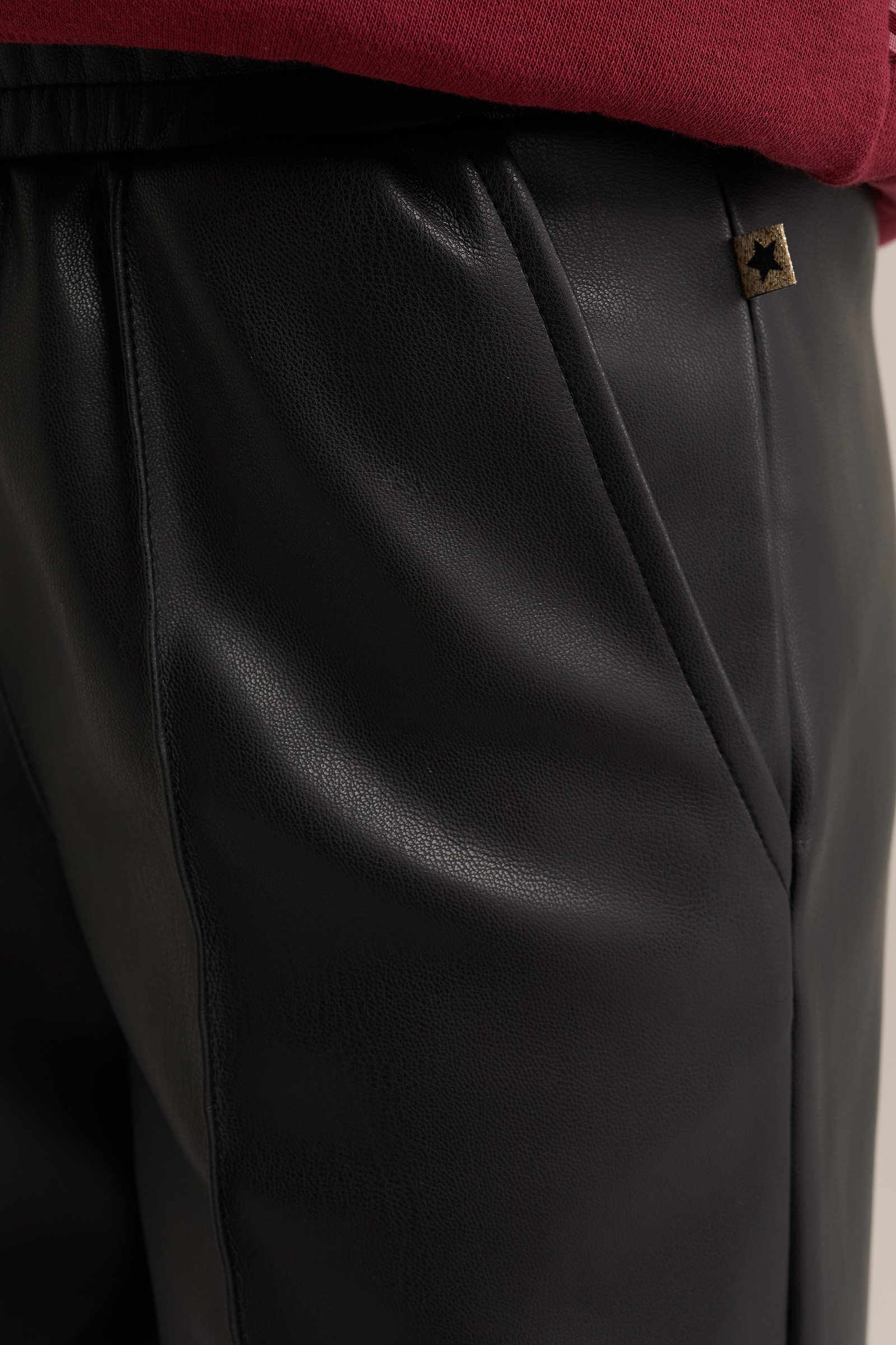 Meisjes straight fit broek van imitatieleer WE Fashion Zwart