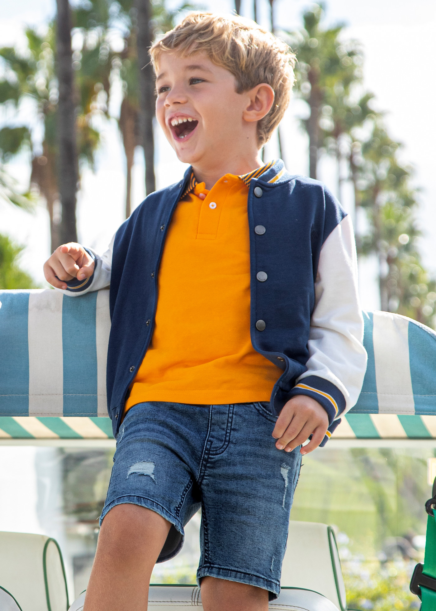 Bermuda jeans feita com algodão sustentável para meninos