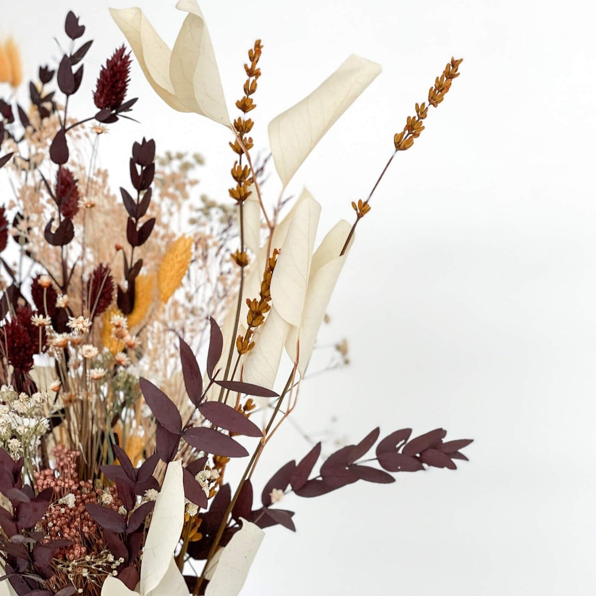 Herfstboeket van gedroogde bloemen