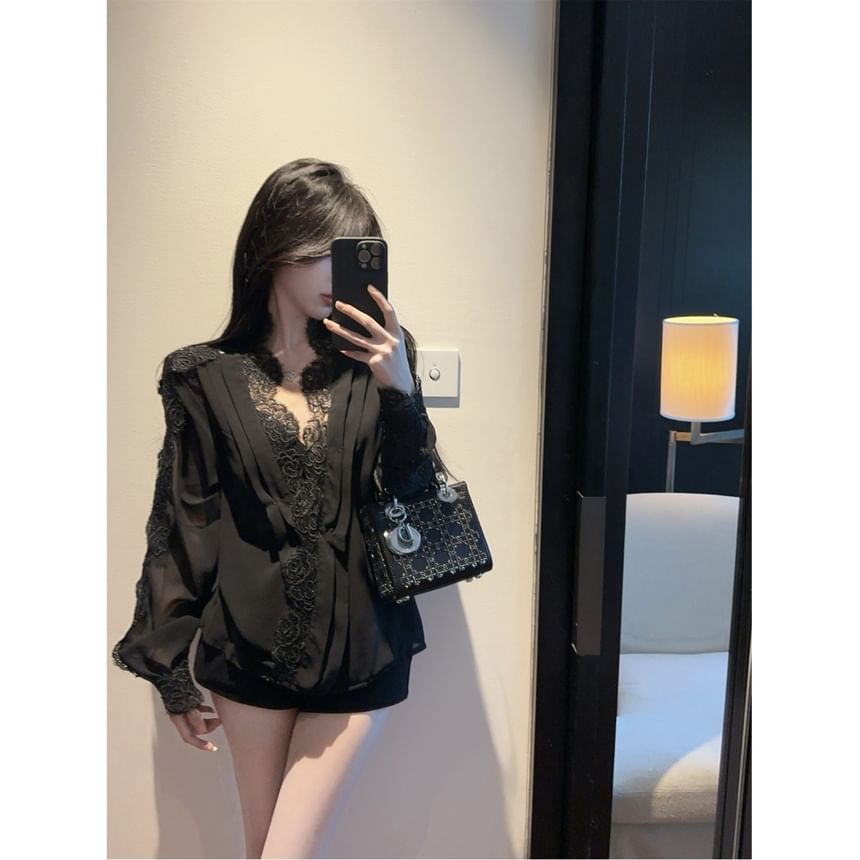 NENE - Blouse met lange mouwen, V-hals en kantpaneel / Hoge taille, effen hotpants