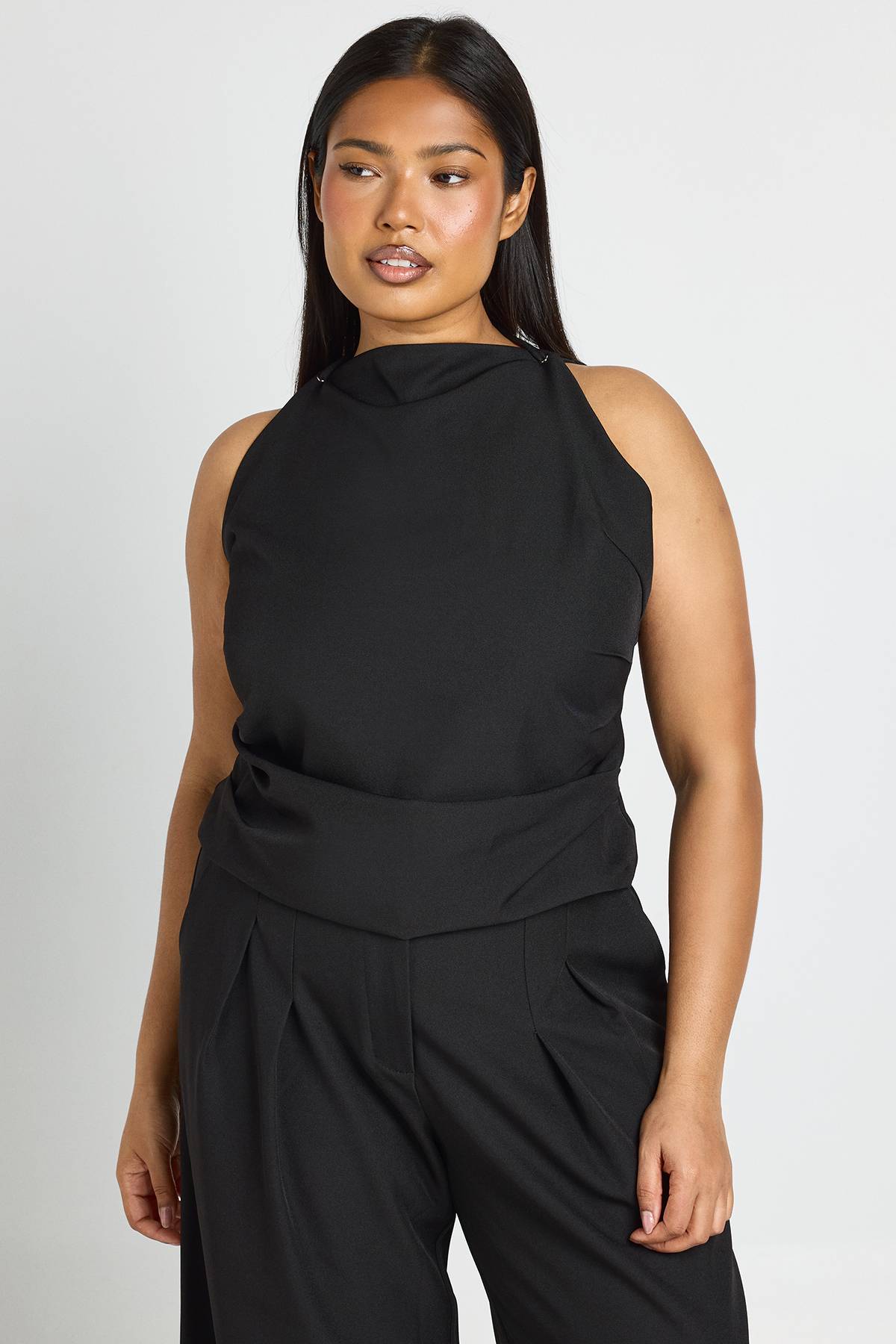 boohoo Haut Plissé Ajusté Grande Taille Avec Détail De Bretelles