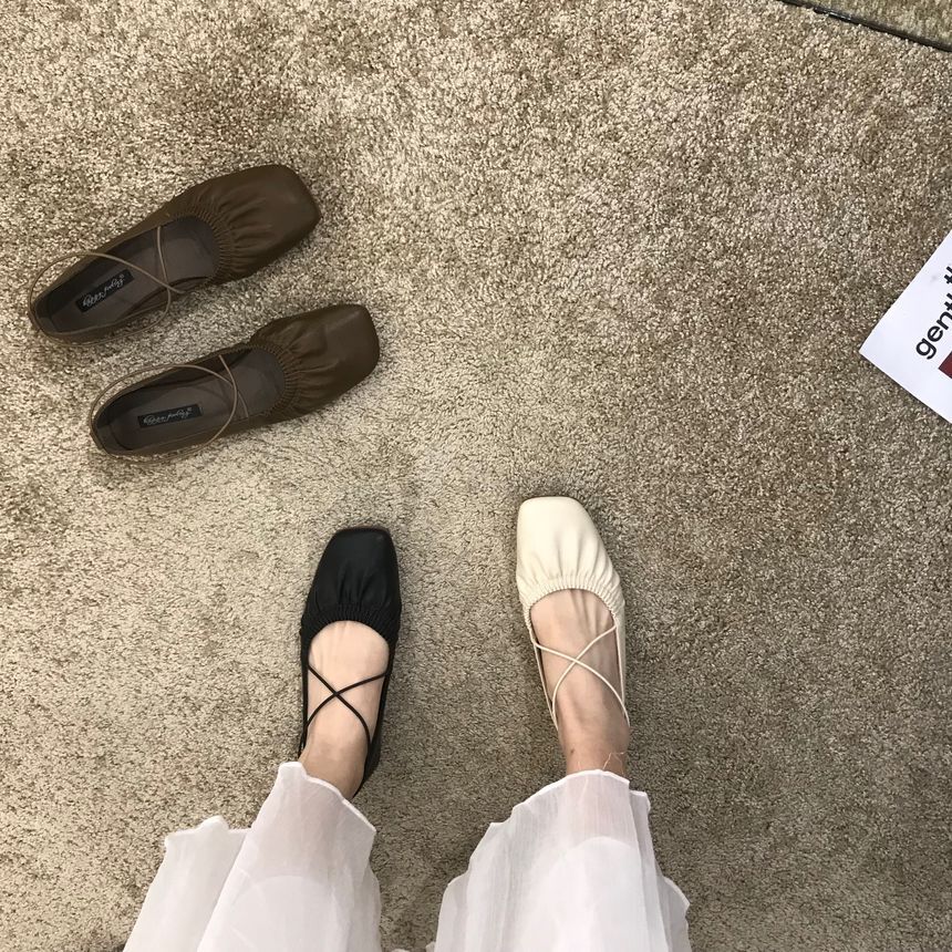 Queenie's Home - Effen gesmokte platte schoenen met kruisbandjes