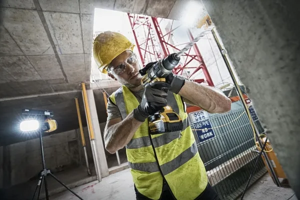 DeWALT DCD996P2-QW - Hammerbor/skruemaskine - ledningfri - 820 W - 3-hastigheders - nøgleløs borepatron 13 mm - 95 N·m - 2 batterier - 18 V
