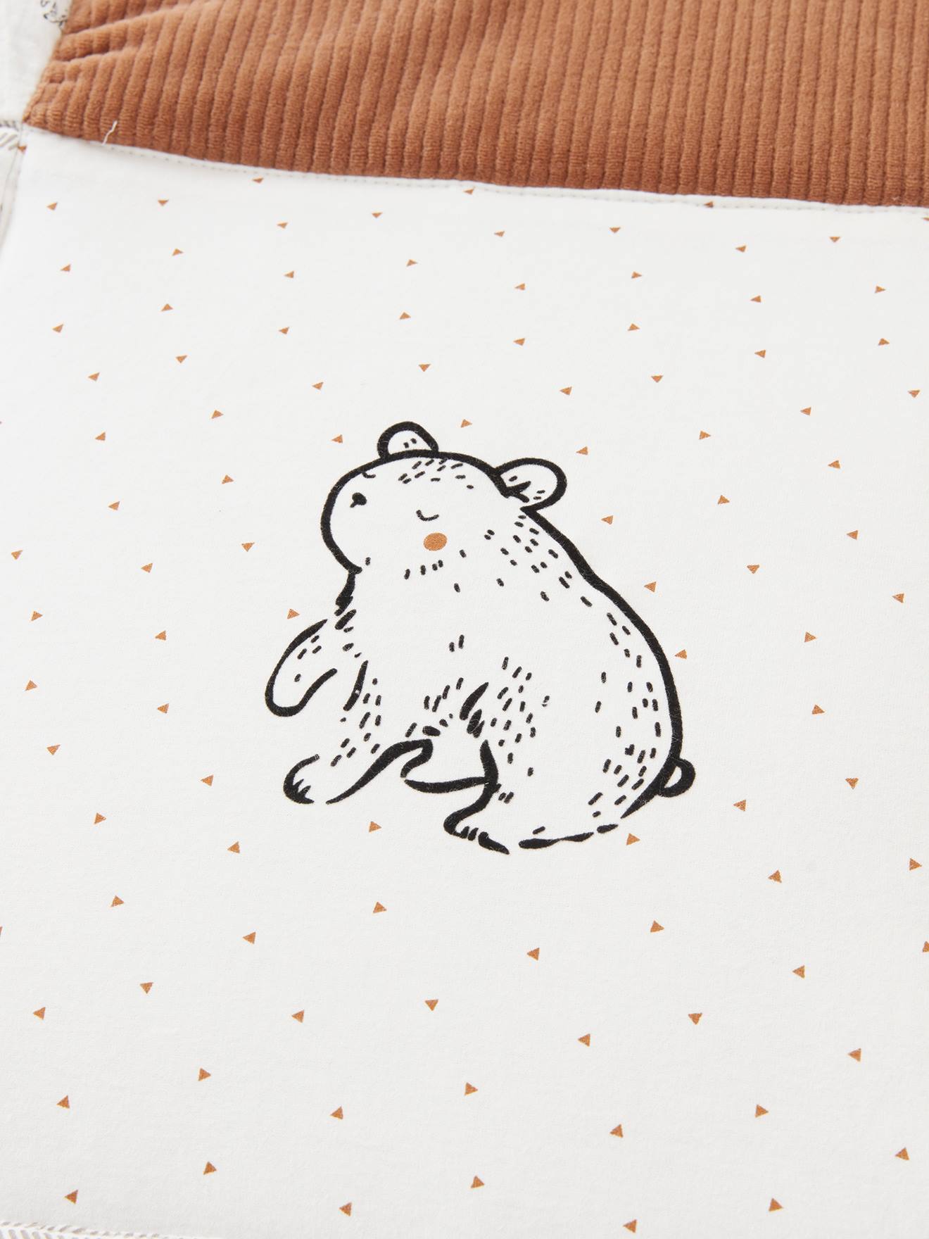Pequena colcha de retalhos Nomad, lisa em tom castanho médio com motivos.