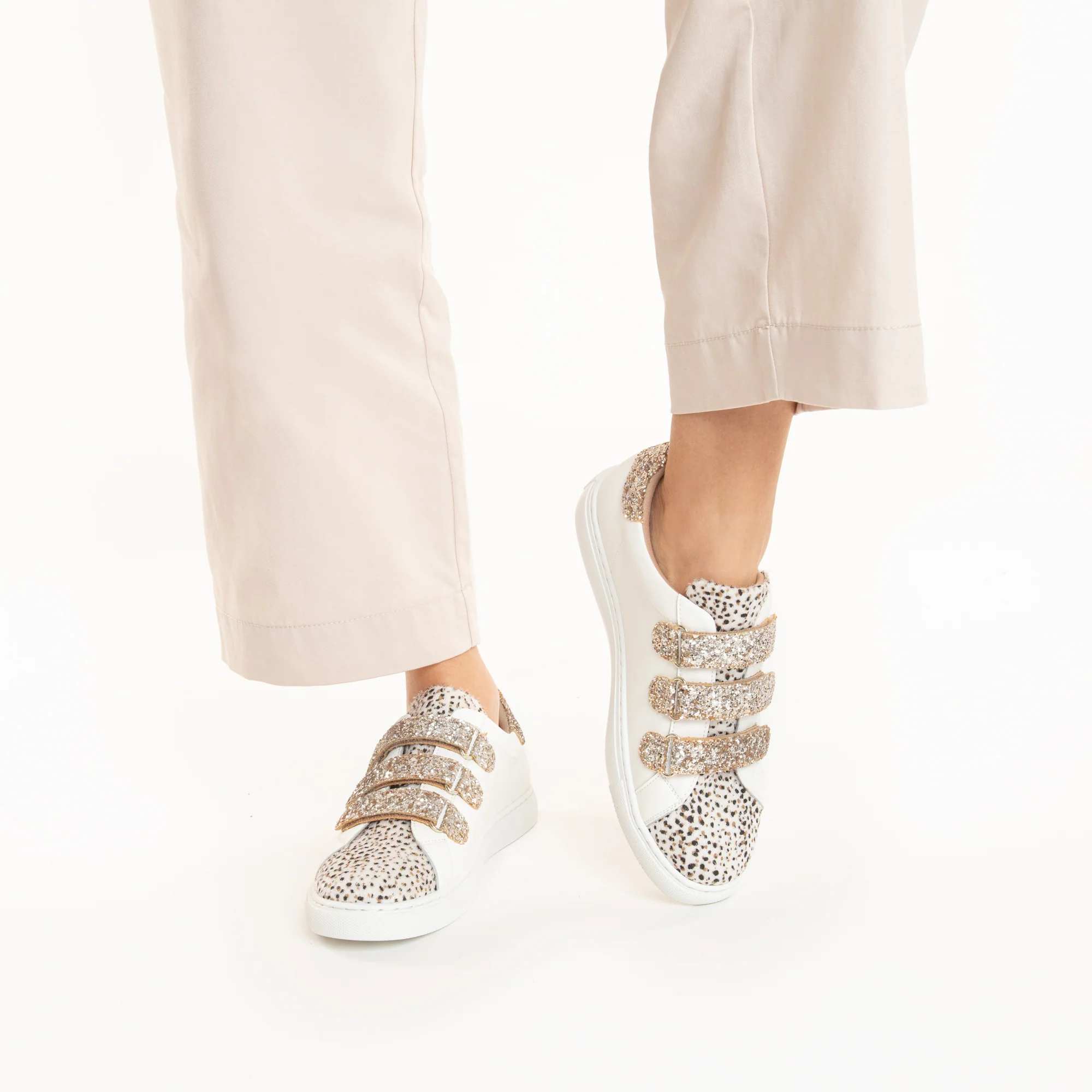 Sneakers-Baskets Nour blanc et imprimé léopard à scratchs or