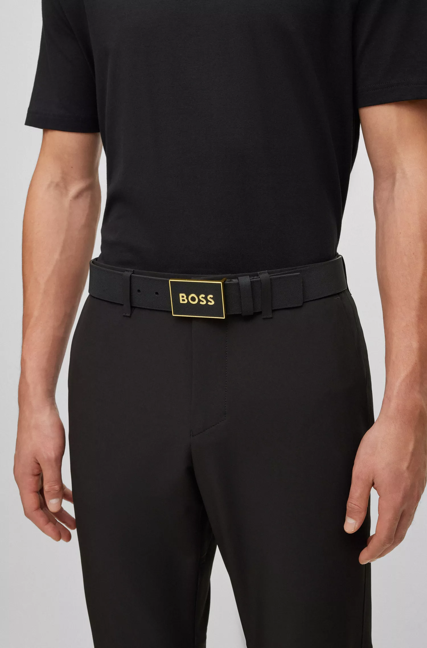 Cinto BOSS em couro italiano preto com fivela de placa texturizada
