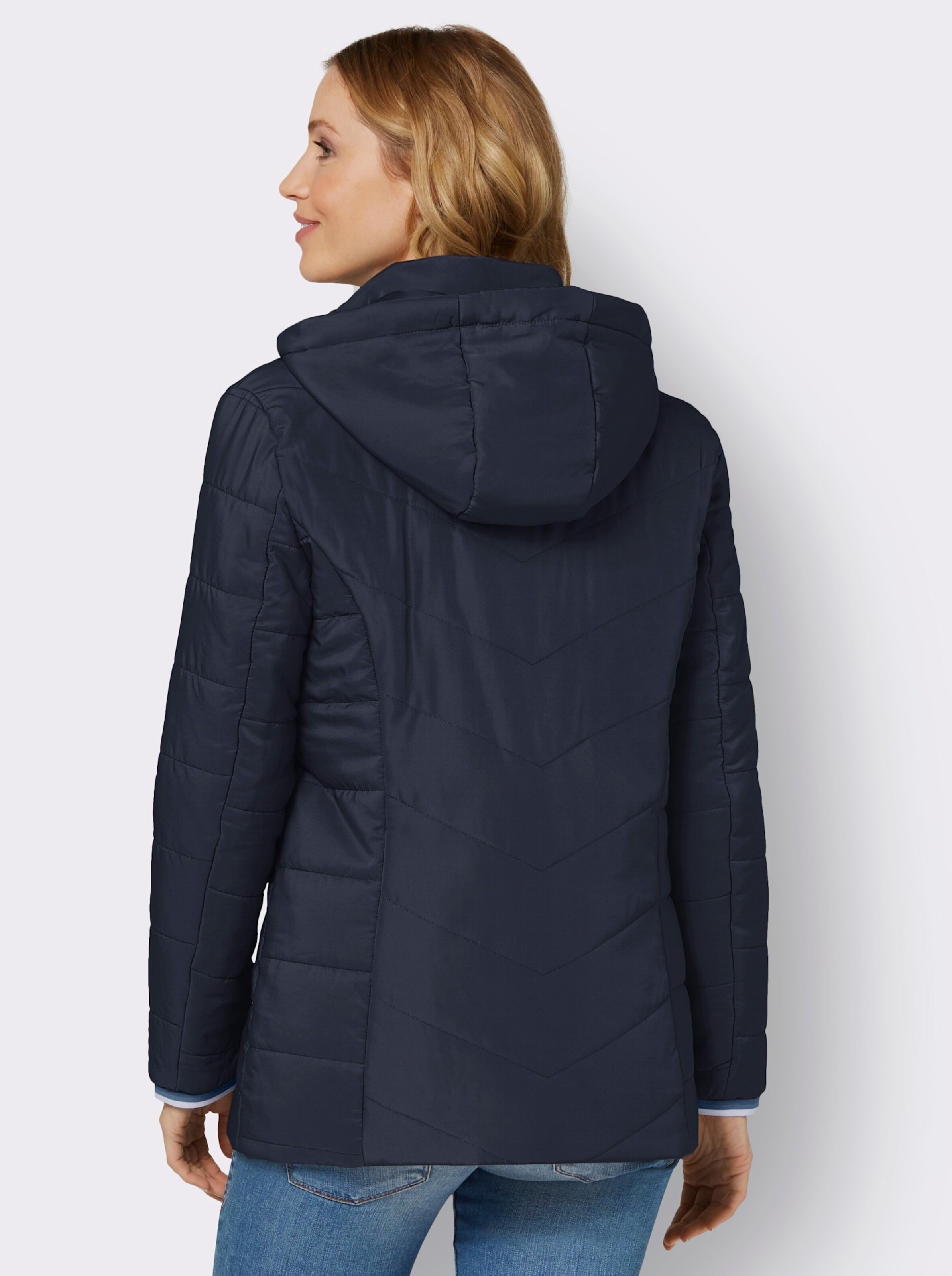 Steppjacke mit weitenregulierbarer Kapuze