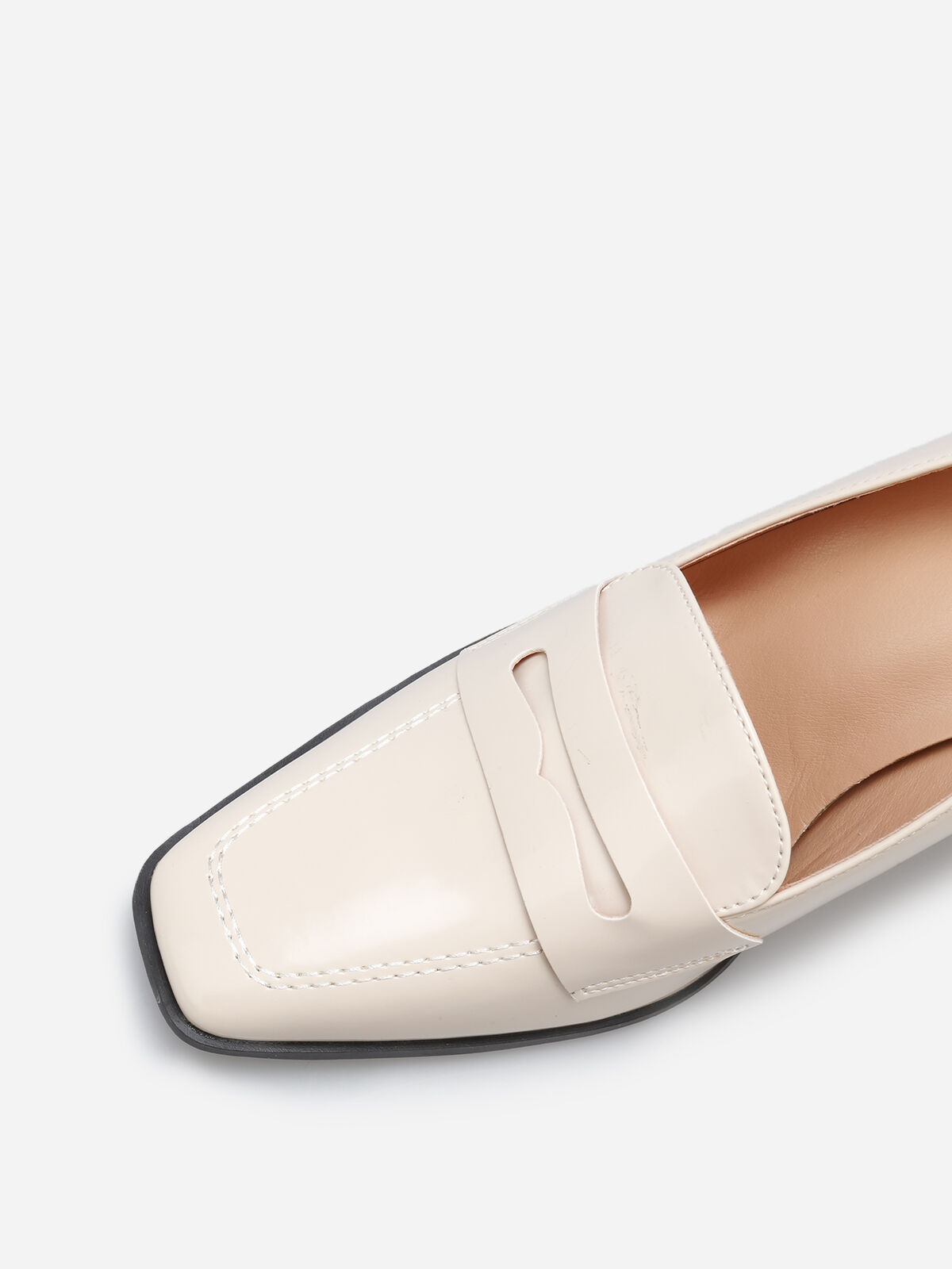 Mocassins vernis à talon et surpiqûres- Beige
