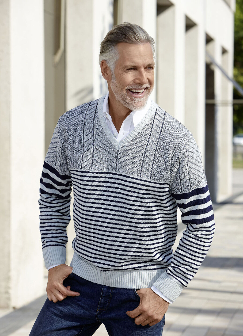 V-Pullover mit Streifen- und Strukturdessin