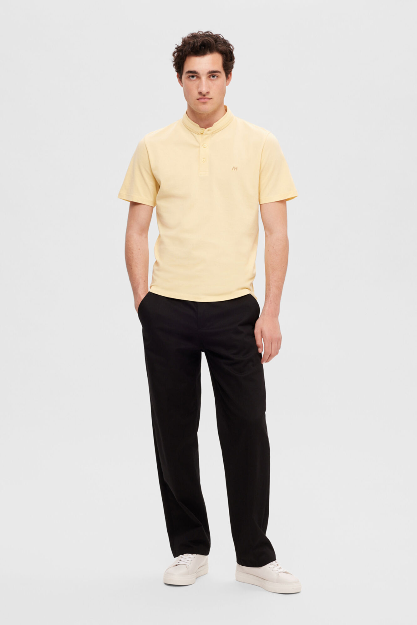 Camisa polo de manga curta em algodão orgânico com logotipo bordado. - Amarela