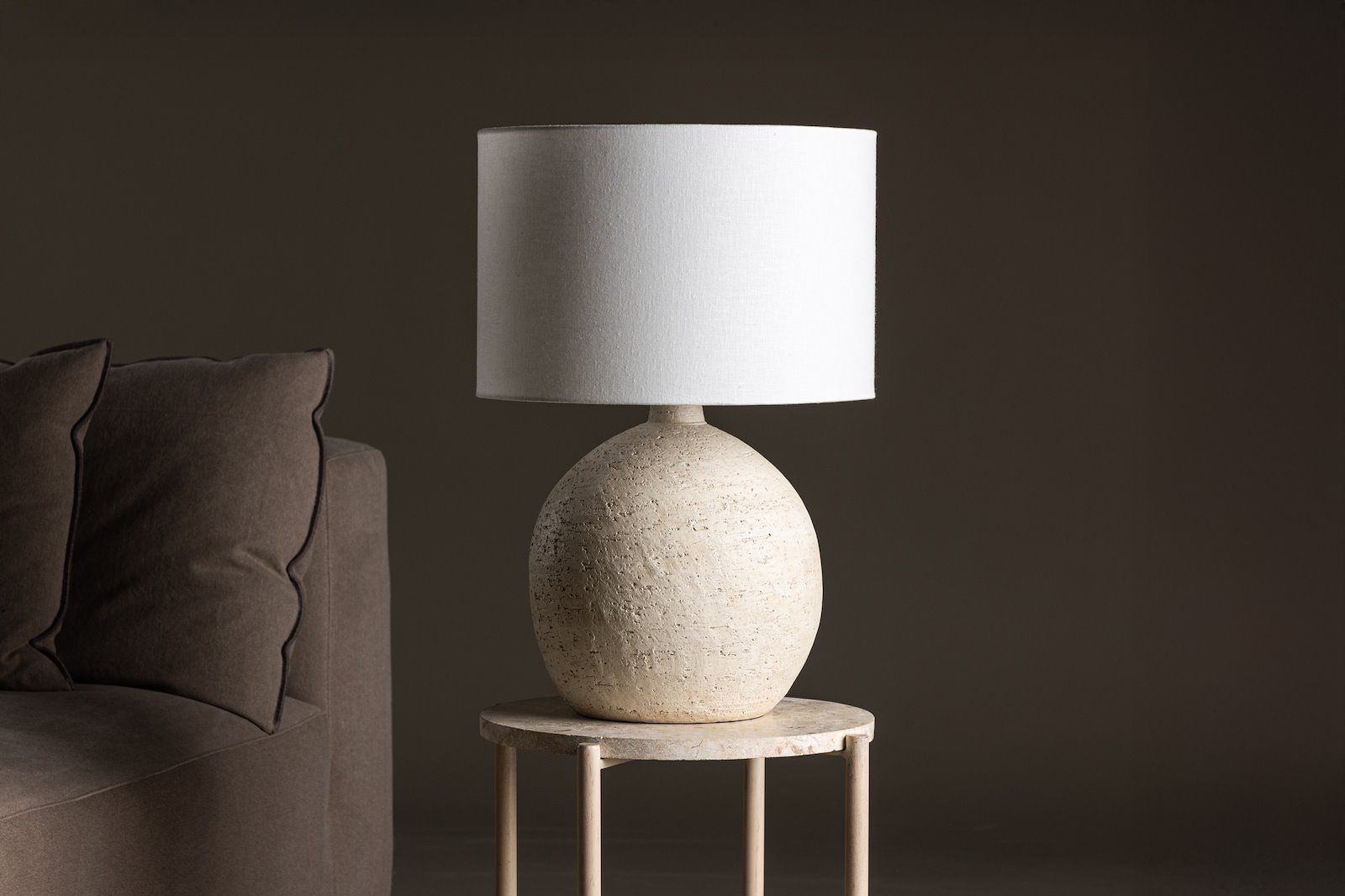 Tjorn bordlampe Terracottafot med hvit lampeskjerm i jute. E27