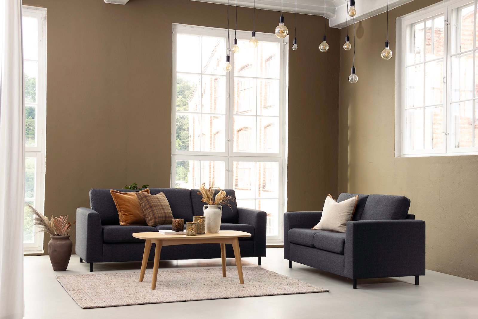 Oslo 2-seter sofa I tekstil Hygge 97 Antrasitt med sorte ben.