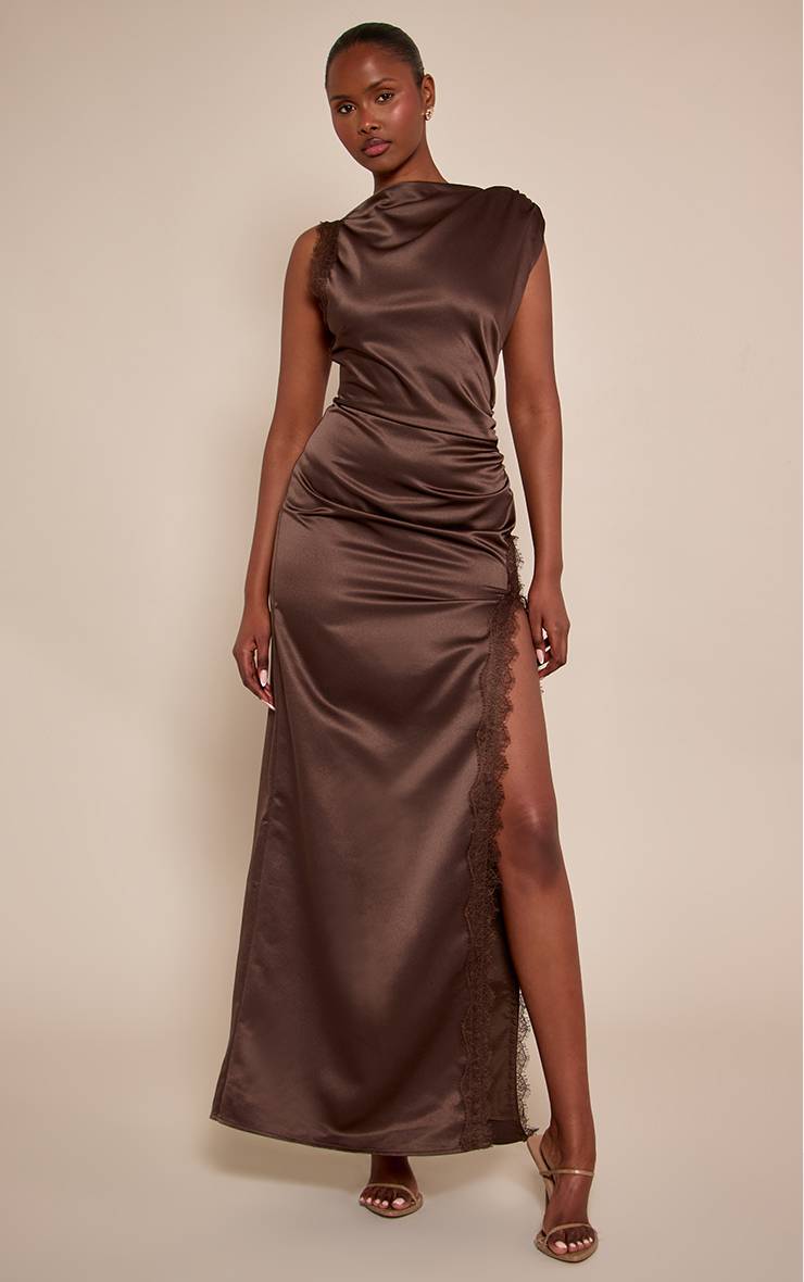 Chocolat Robe Longue Sans Manches En Satin Avec Détails En Dentelle
