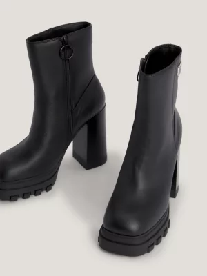 Botas de cano curto com salto bloco e emblema esmaltado