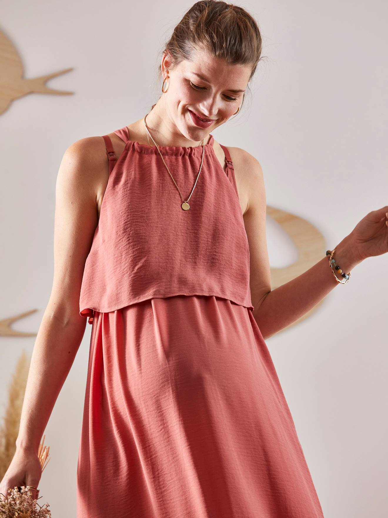 Vestido longo sem mangas para gestantes e lactantes em tom castanho claro liso