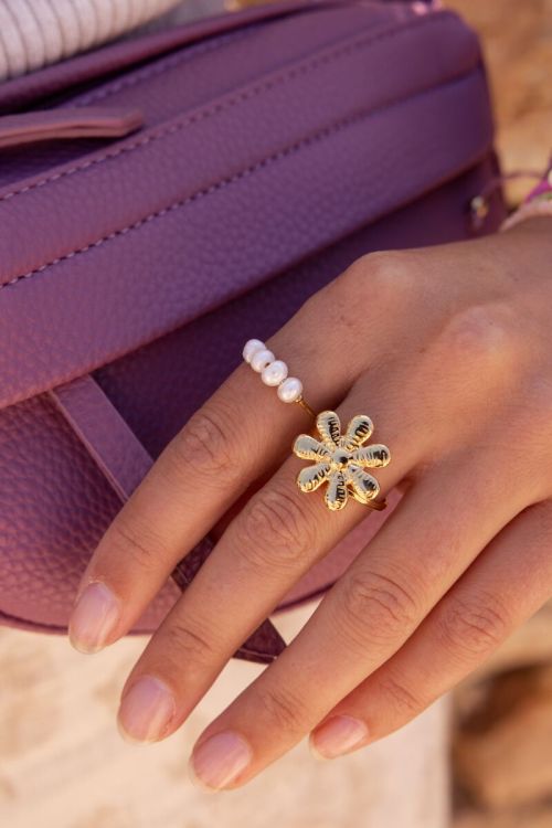 Ring met vier parels