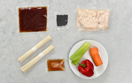 Teriyaki Udon-Nudeln mit Hühnerfleisch, gebratenem Gemüse und Sesam - 2 Portionen