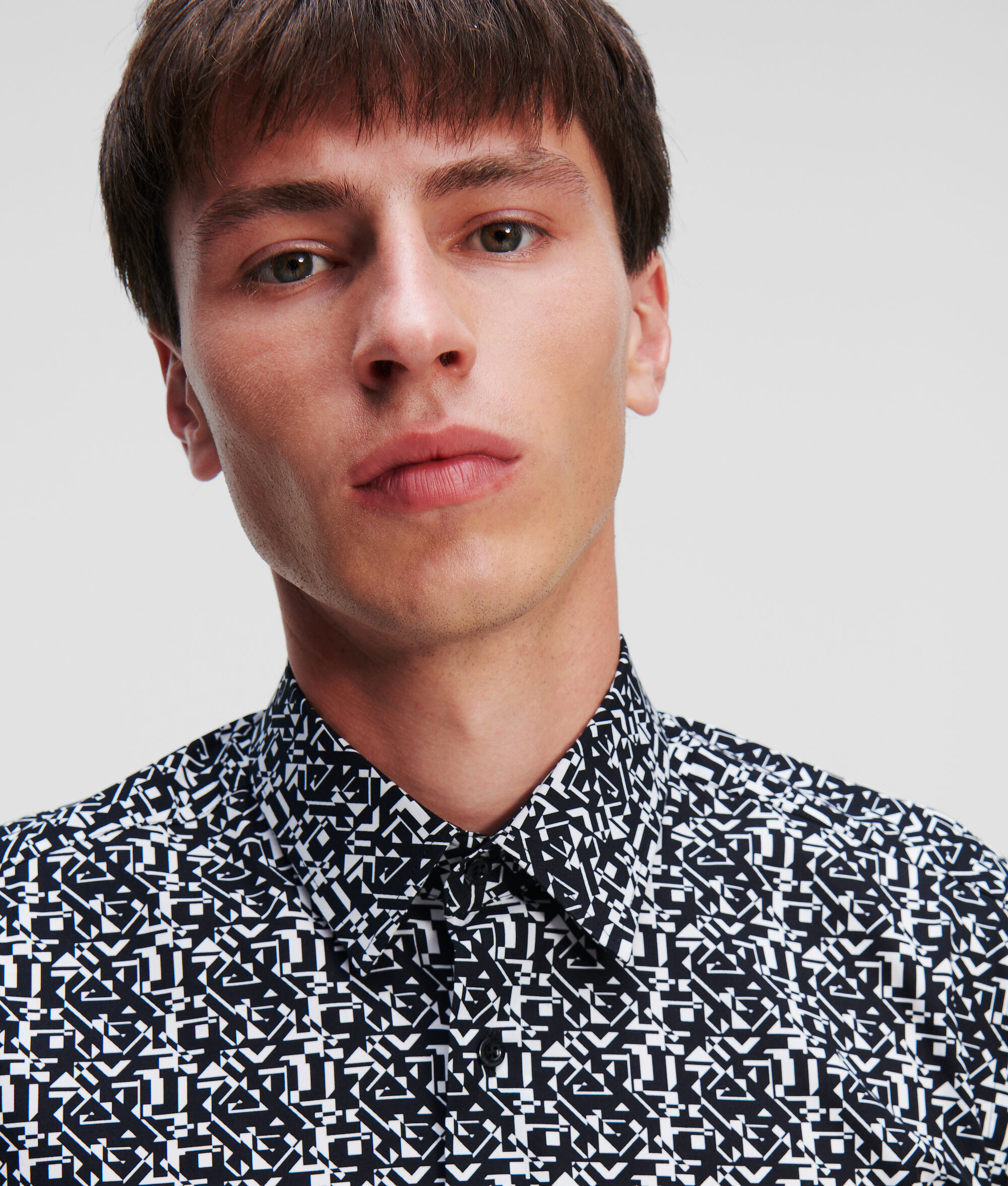 Chemise à motifs à la coupe moderne