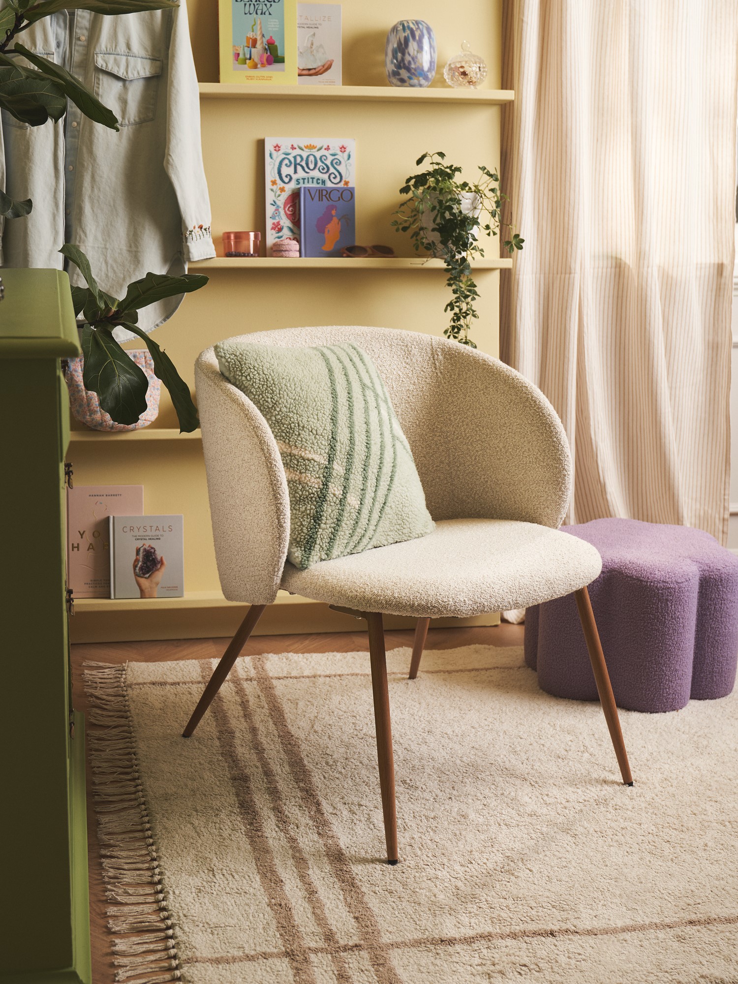 Loungestol i boucléstof | Jern/polyester/polyuretan. 50 x 42,5 x 81 cm. | Off White