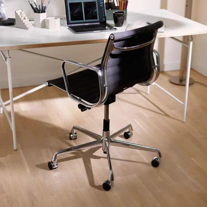 Vitra - EA 117 Bürostuhl Chrom mit Armlehnen, drehbar, Hopsak nero (Hartbodenrollen)