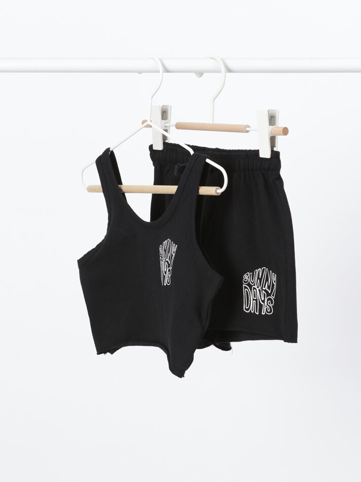 Conjunto de top e shorts com estampa - Preto