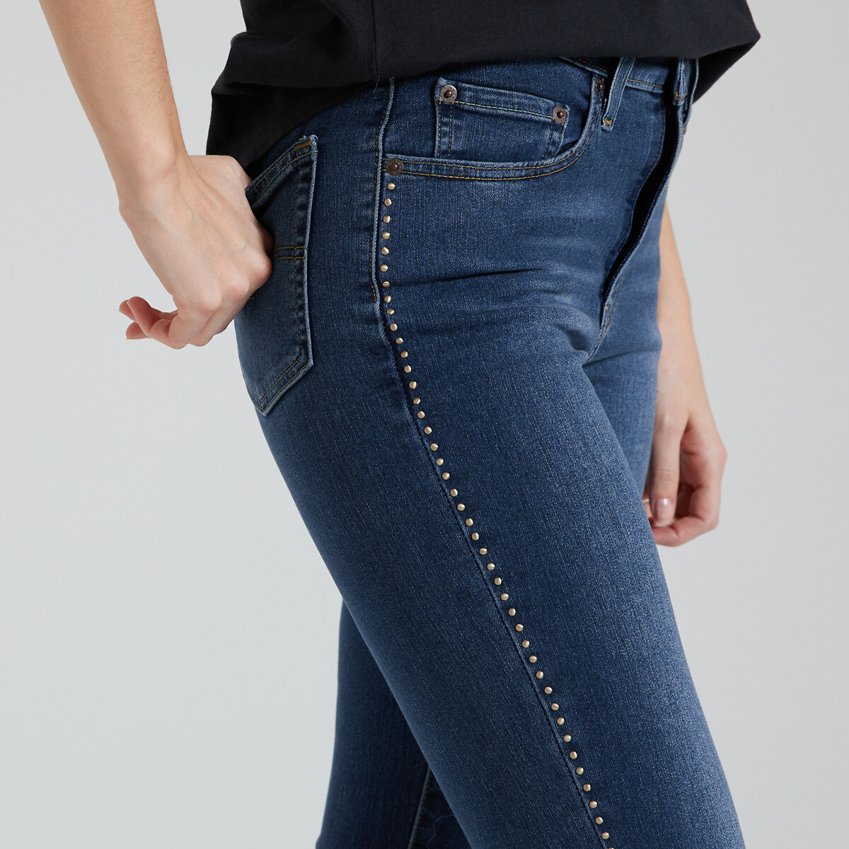 Calça jeans Levi's 724 de cintura alta e corte reto.