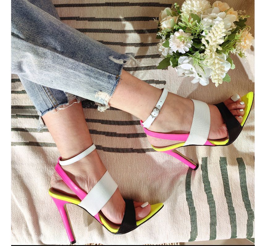 Niuna - Stiletto puntige enkelband sandalen met kleurblokken