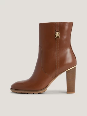 Botas de cano alto em couro com detalhes em metal