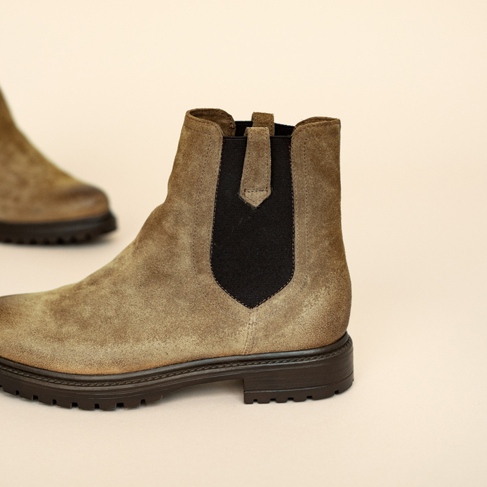 Bottines à semelles crantées et élastiques  en croute taupe