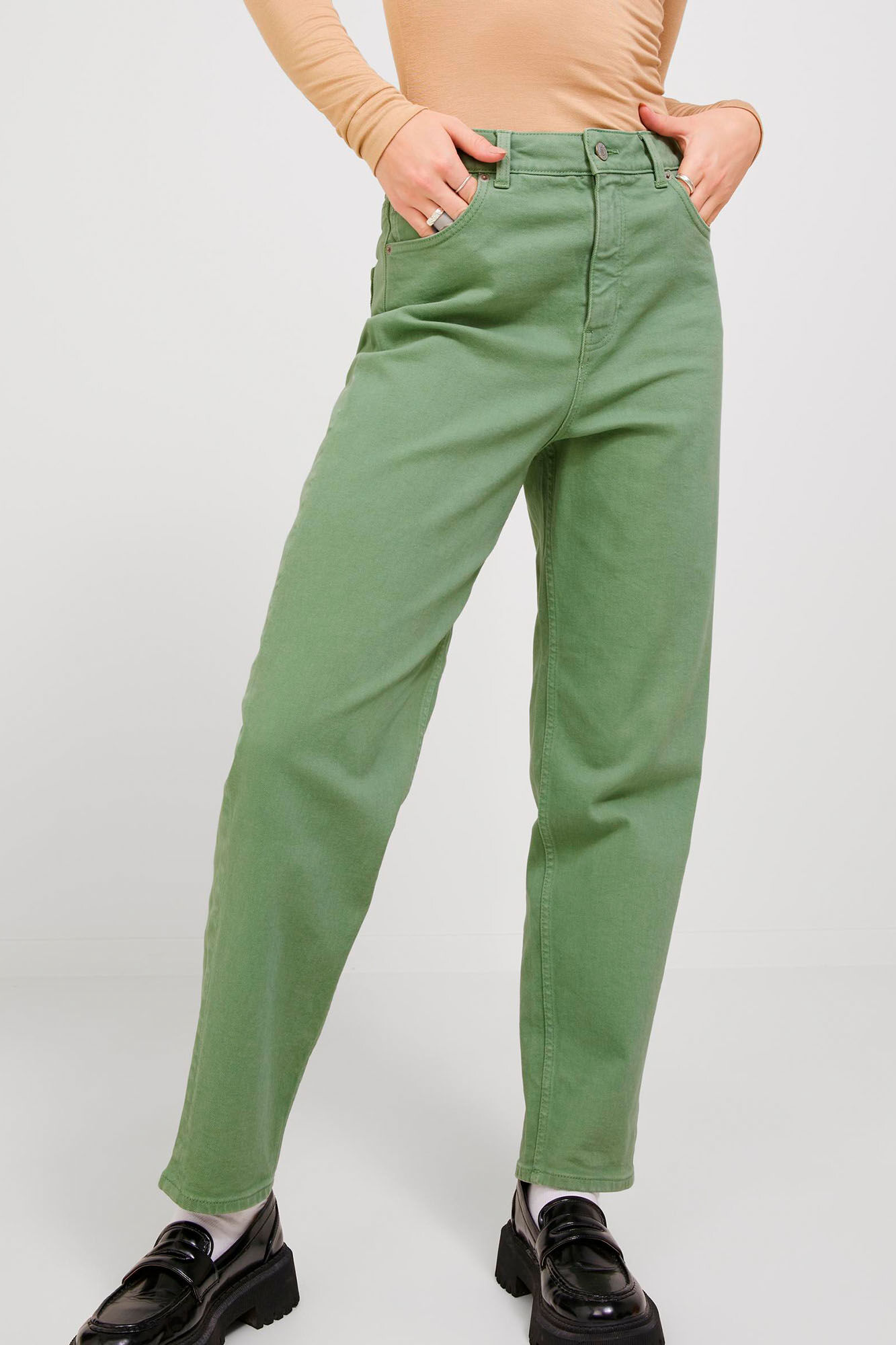 calça jeans mom fit colorida