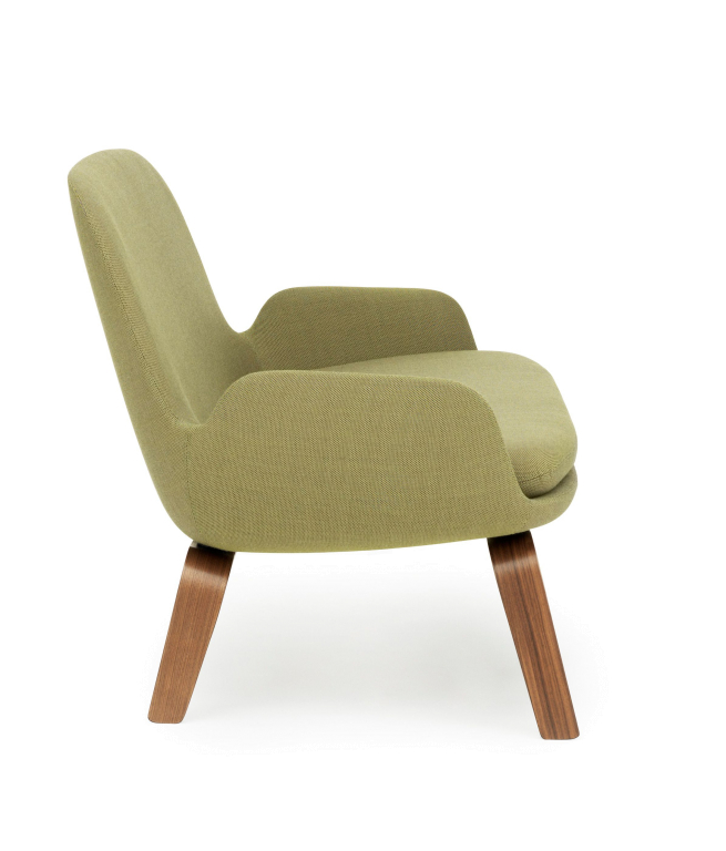 Normann Copenhagen Era Sofa bank met walnoten onderstel tango leather bruin