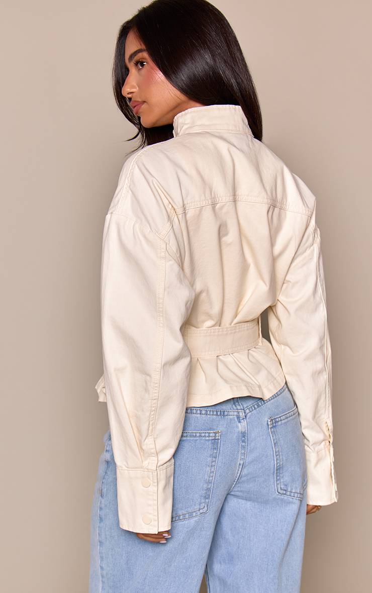 Ecru Petite Veste En Sergé Col Montant Avec Détail De Coutures Et Ceinture À Nouer À La Taille