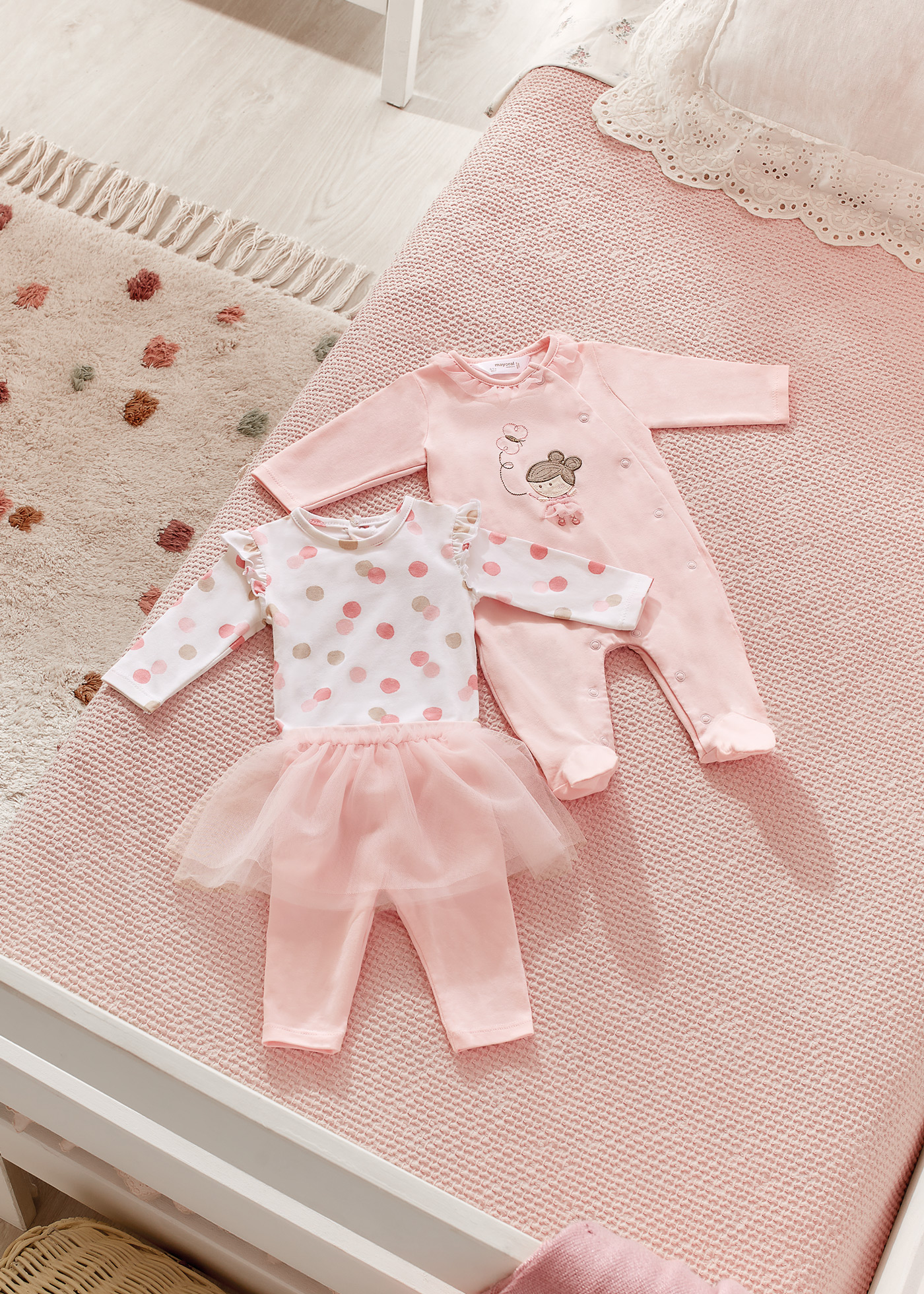 Conjunto de 3 peças em algodão sustentável para recém-nascidos.