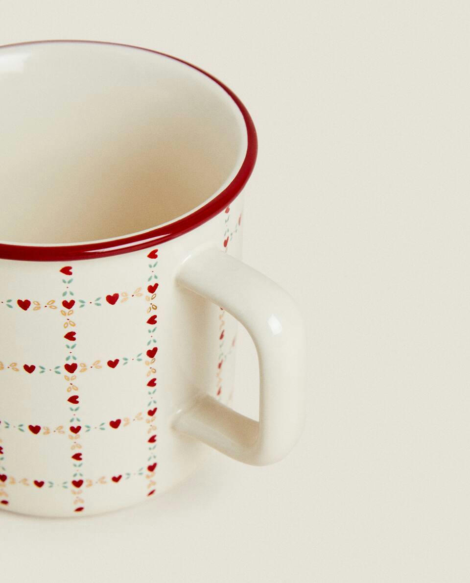 Caneca infantil de cerâmica com corações para o Natal