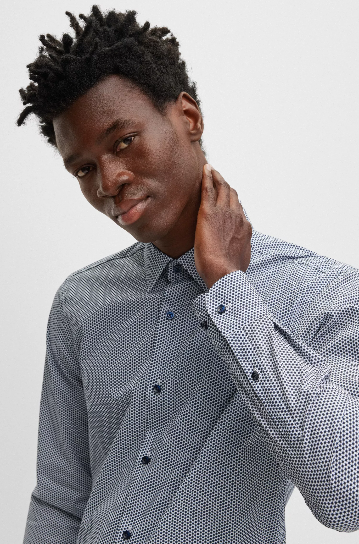 Camisa BOSS preta de corte slim, em algodão orgânico estampado com elastano.