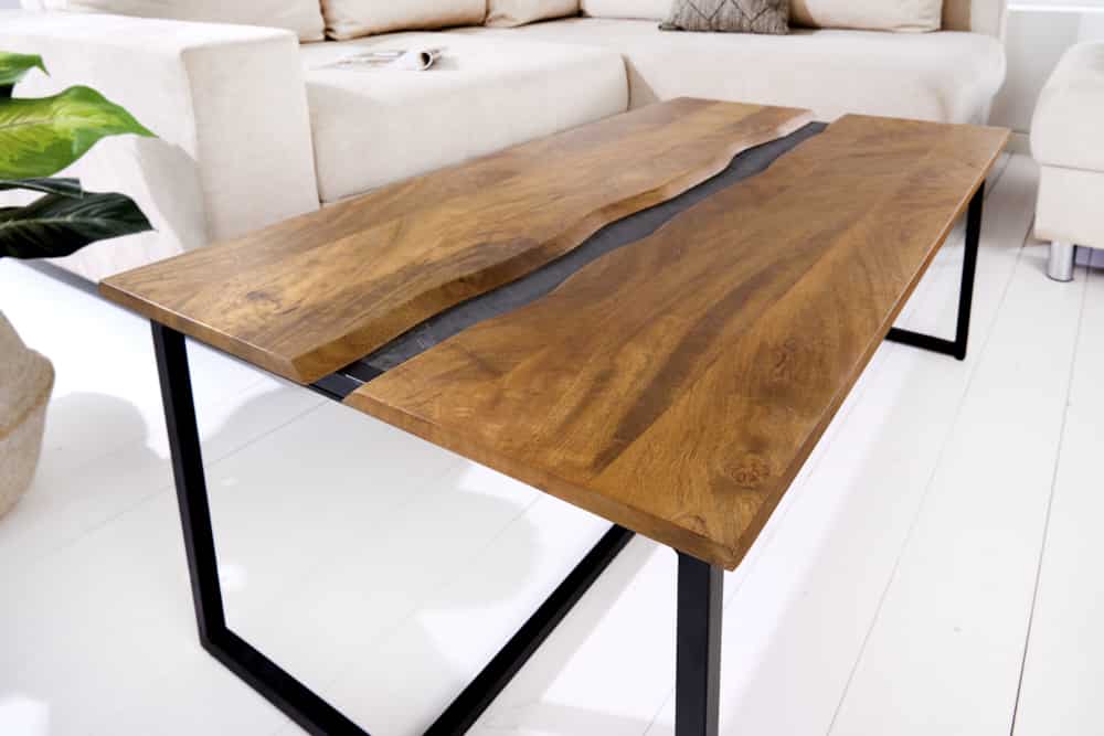 Massiver Couchtisch AMAZONAS 110cm Mangoholz Metall schwarz Baumkante Honey Finish