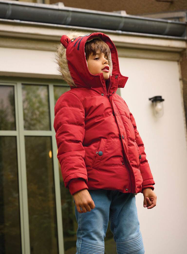 Doudoune à capuche rouge