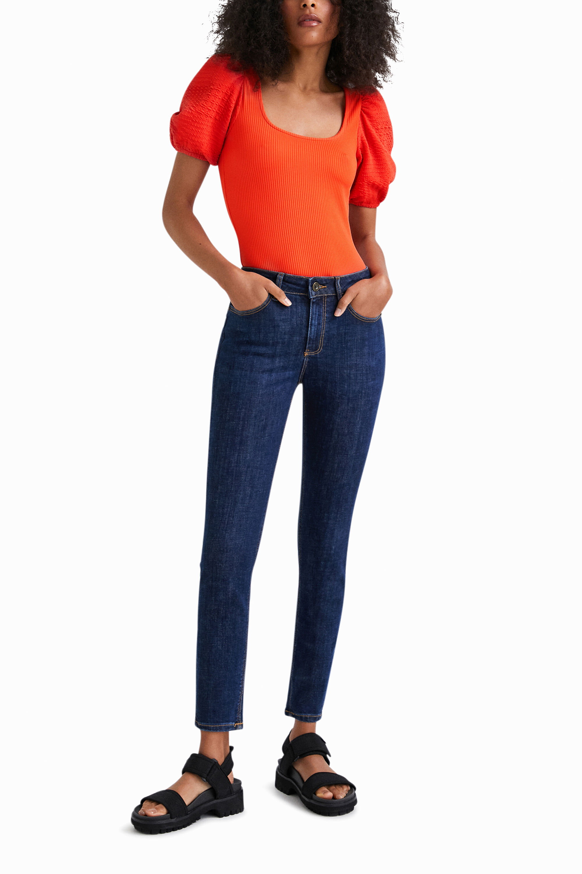 Corpo ajustado com mangas bufantes