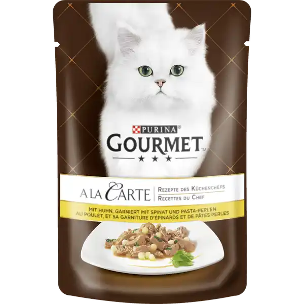A la Carte mit Huhn, garniert mit Spinat & Pasta-Perlen
