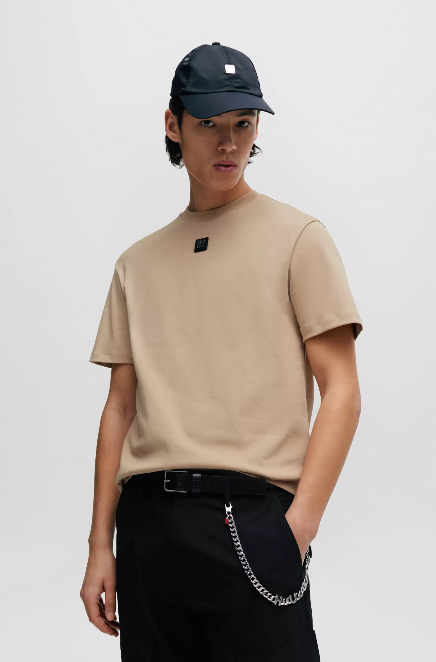 Camiseta HUGO vermelha de algodão interlock com modelagem regular e logo sobreposto.