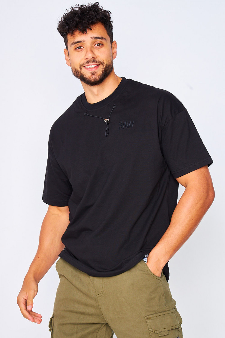 T-shirt noir avec cordon au col