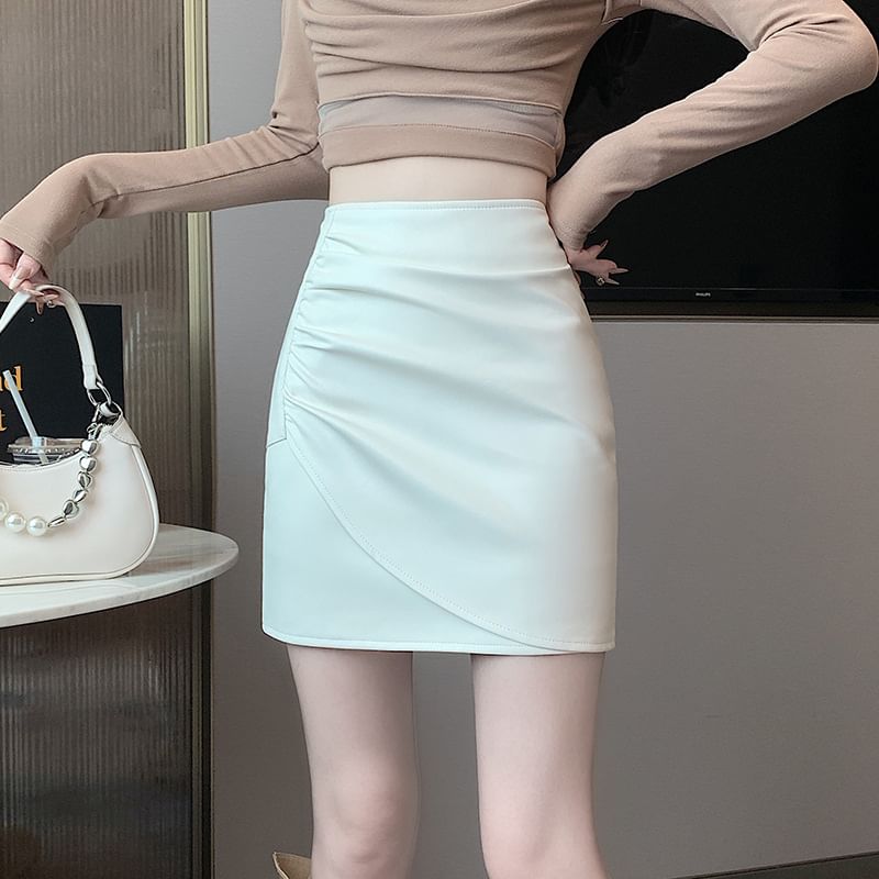 Kira Kira - Hoge taille asymmetrische imitatieleren mini-kokerrok