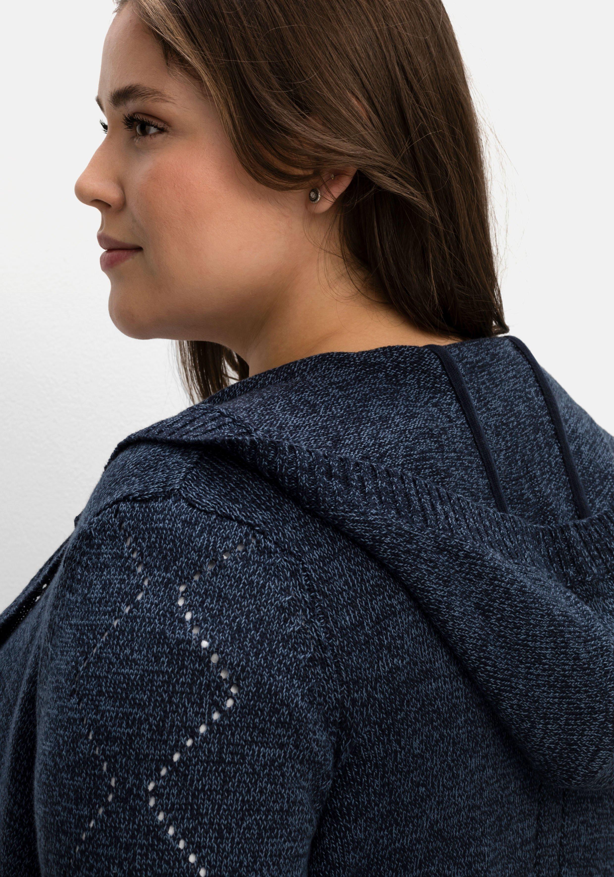 Kapuzenstrickjacke mit dezentem Ajourstrickmuster