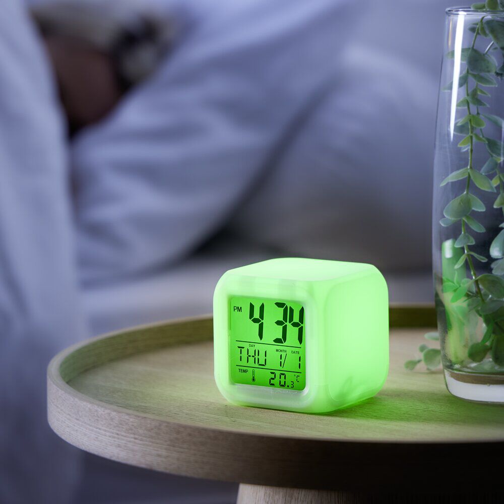 Réveil cube LED multicolore à piles 7,8x7,8x7,8cm
