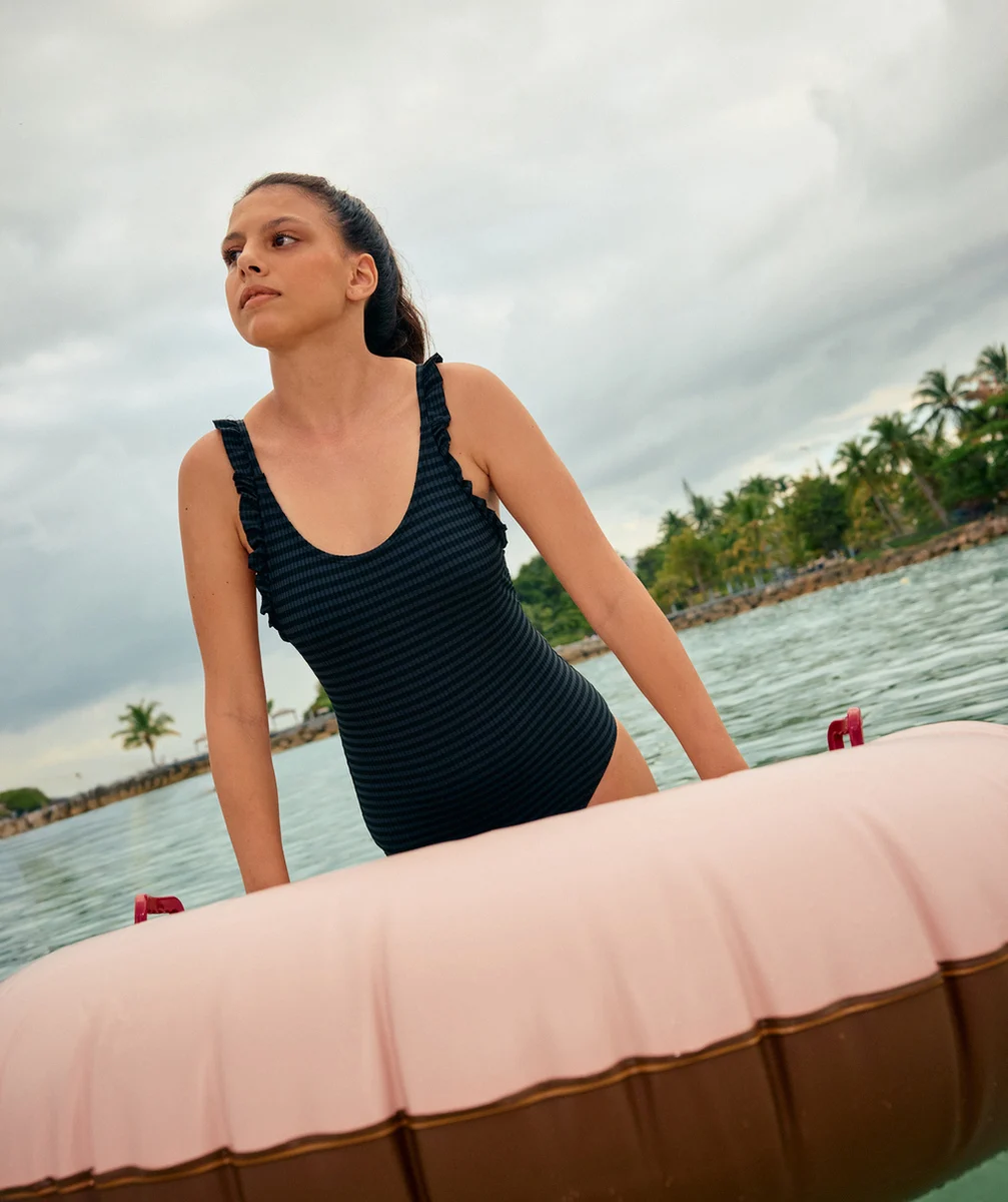 LE MAILLOT DE BAIN 1 PIÈCE NOIR AVEC BRETELLES VOLANTÉES